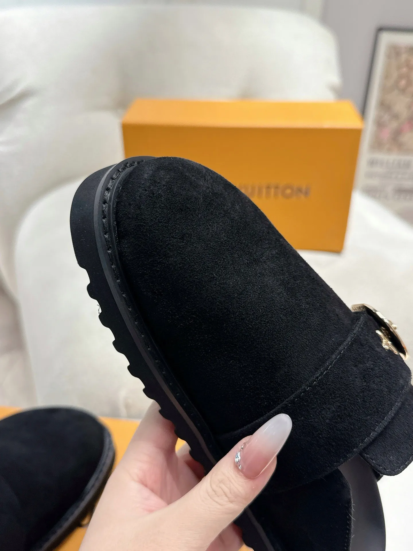 👟👟Ex-factory price 520👟👟 /lv new Baotou half-drag winterbreak comfert flat slippers lv letter and monogram floral embellished leather surface, with sheepskin lining, suitable for indoor and outdoor wear. The water table is made of high-density foam material, which is light and comfortable. The sole has a certain thickness and the heightening effect is also good! Boutique size:35-46